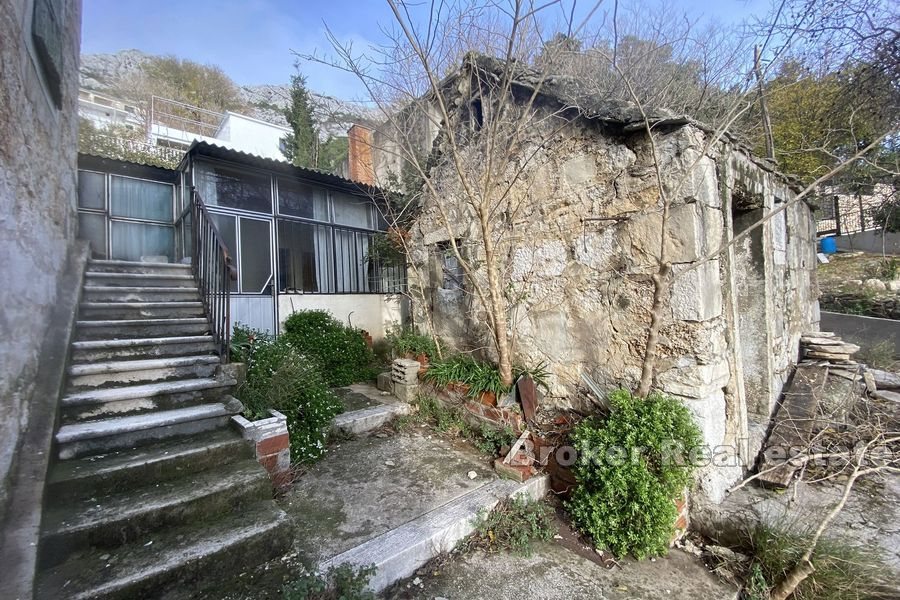 Vecchia casa in pietra con vista sul mare aperto