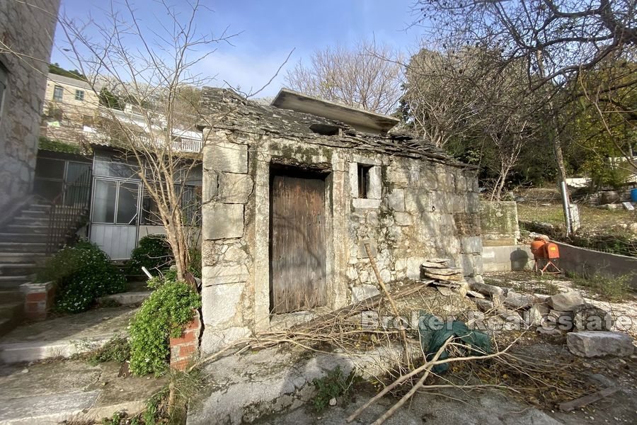 Vecchia casa in pietra con vista sul mare aperto