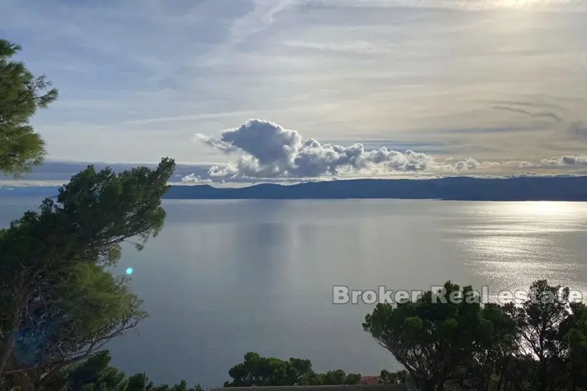 Vecchia casa in pietra con vista sul mare aperto