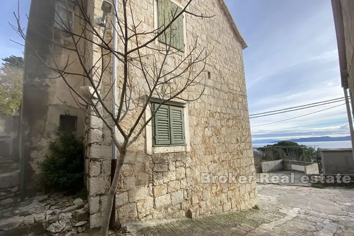 Vecchia casa in pietra con vista sul mare aperto