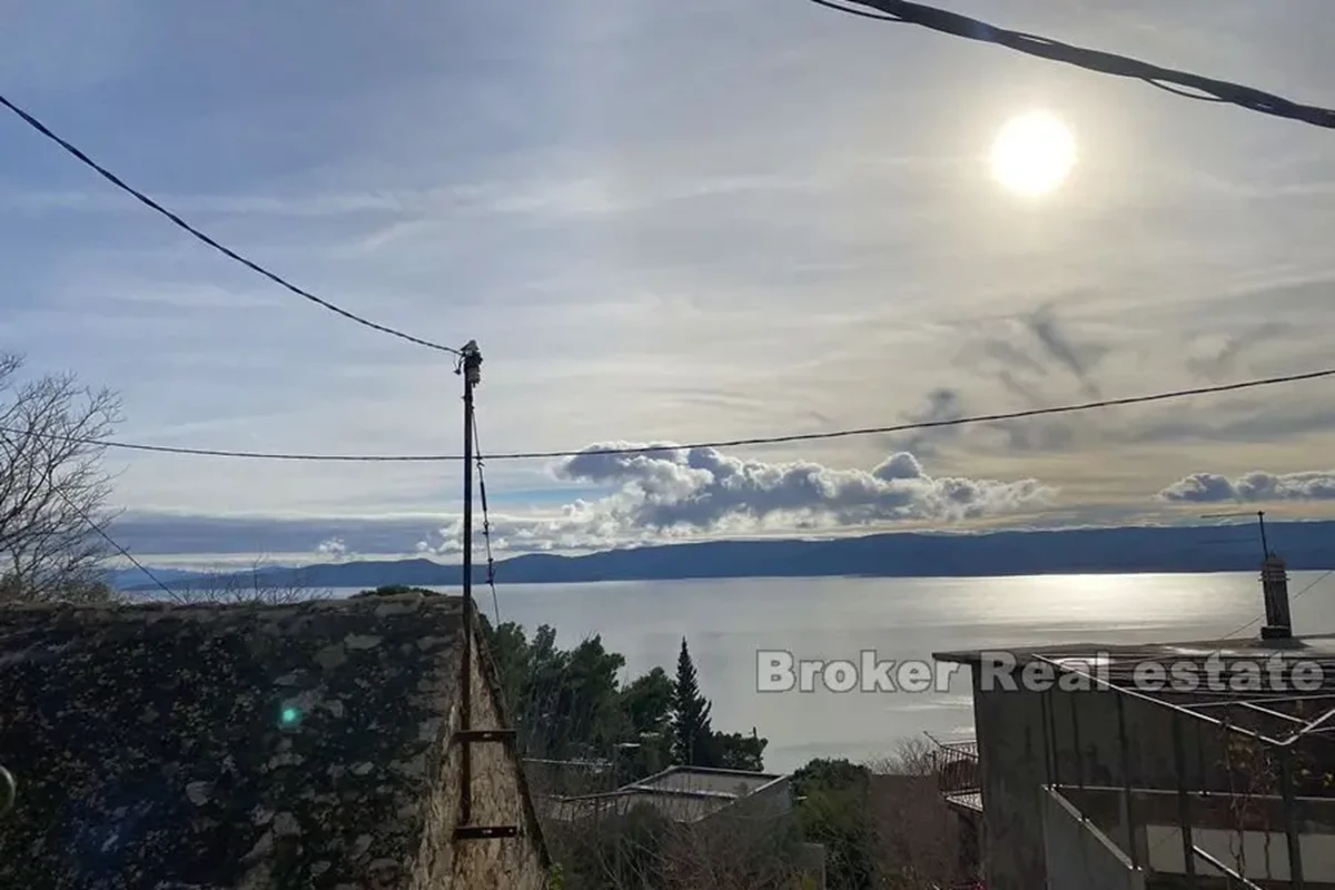 Vecchia casa in pietra con vista sul mare aperto