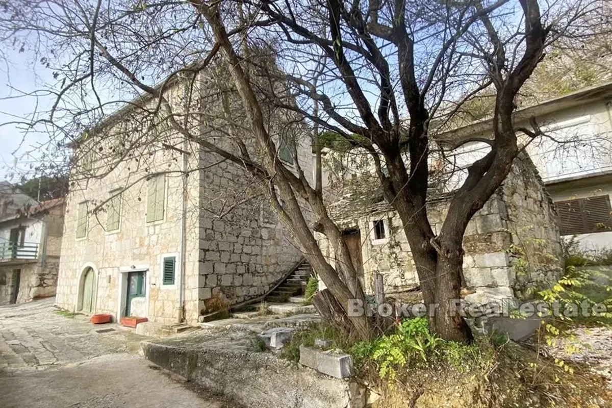 Vecchia casa in pietra con vista sul mare aperto