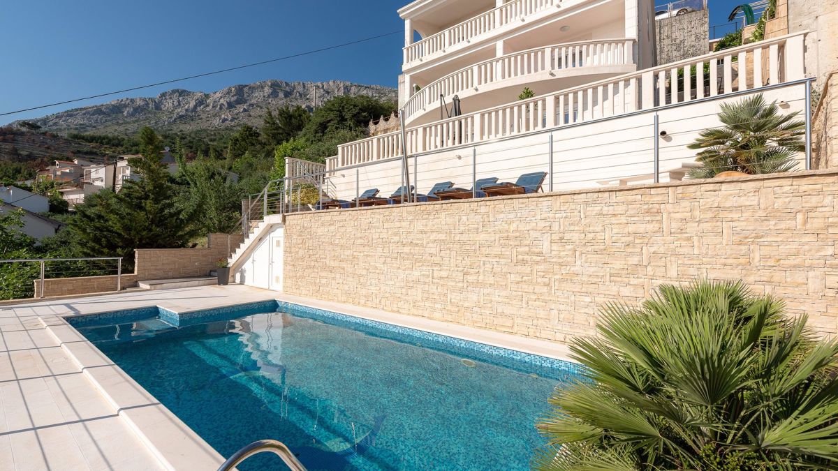 Palazzina con piscina