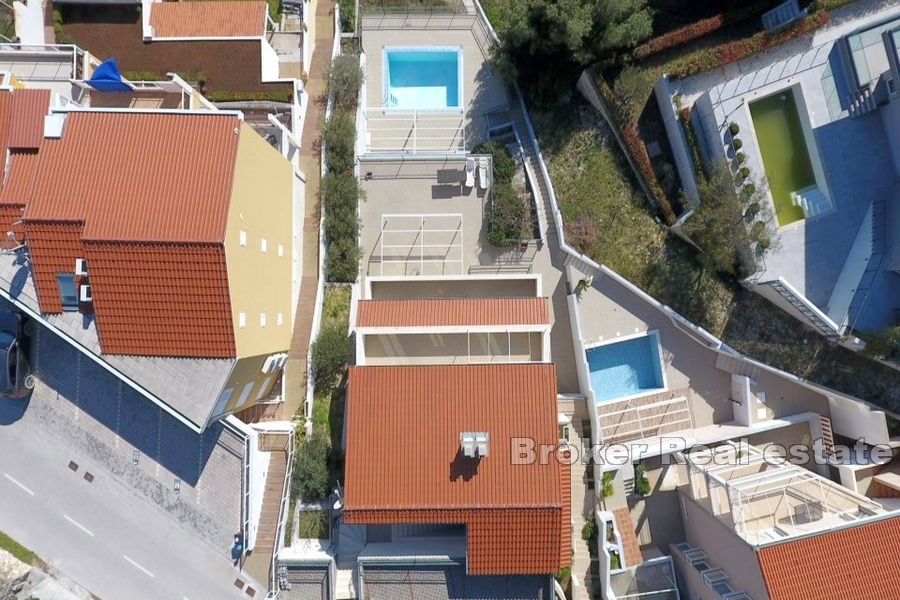 Casa con piscina e vista mare