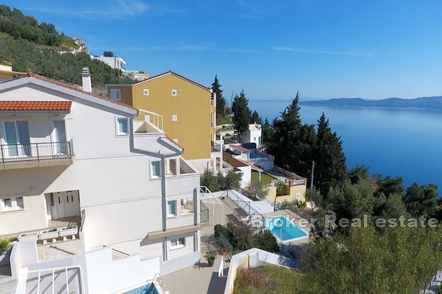 Casa con piscina e vista mare