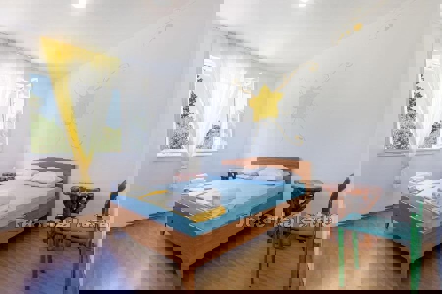 Una casa con un bel giardino