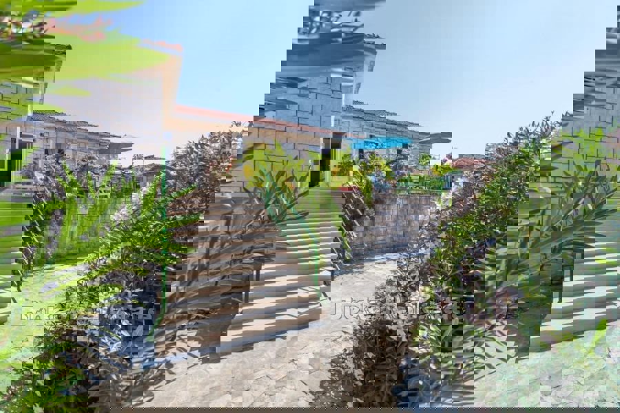 Una casa con un bel giardino