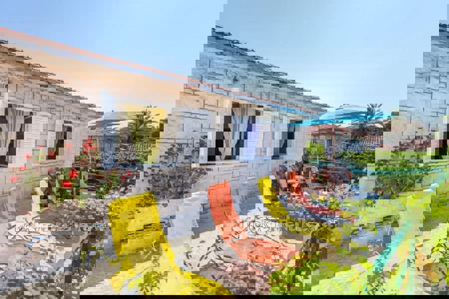 Una casa con un bel giardino