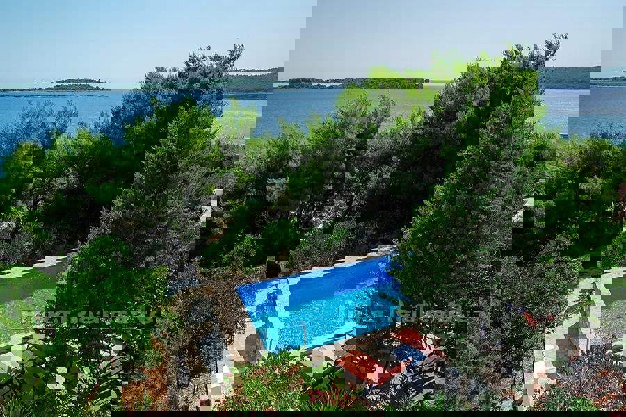 Casa in pietra con piscina, vicino al mare