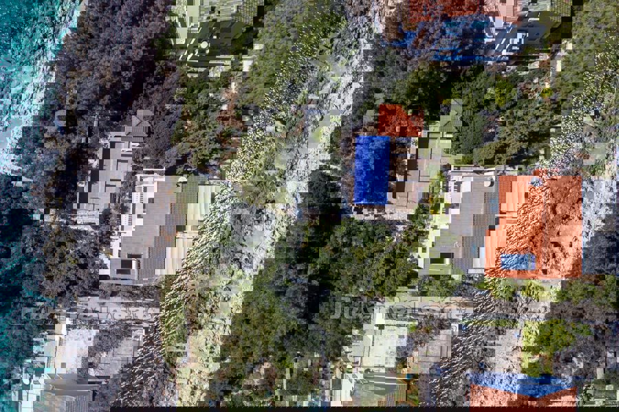 Casa in pietra con piscina, vicino al mare