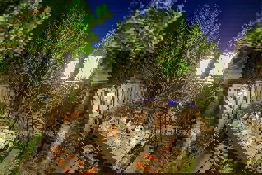 Casa in pietra con piscina, vicino al mare