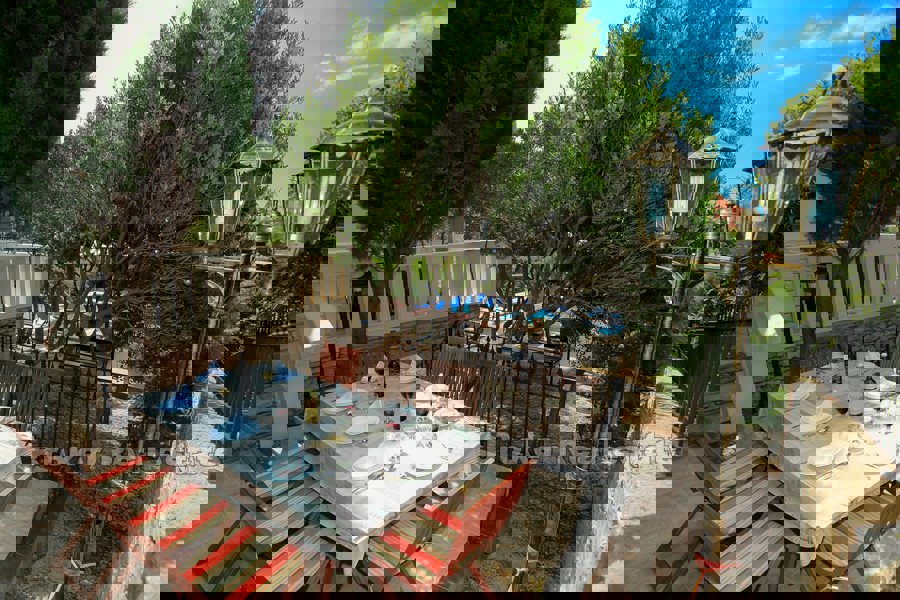 Casa in pietra con piscina, vicino al mare