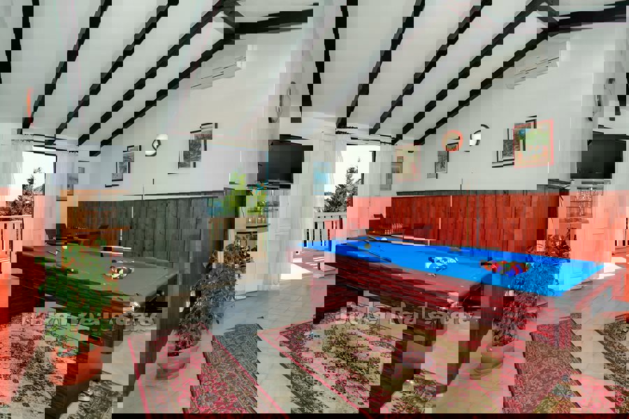 Casa in pietra con piscina, vicino al mare