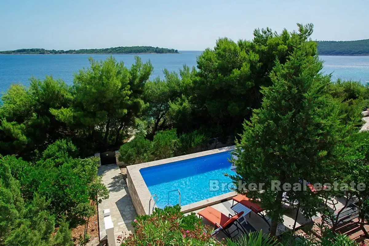 Casa in pietra con piscina, vicino al mare