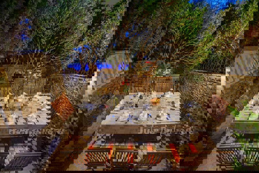 Casa in pietra con piscina, vicino al mare