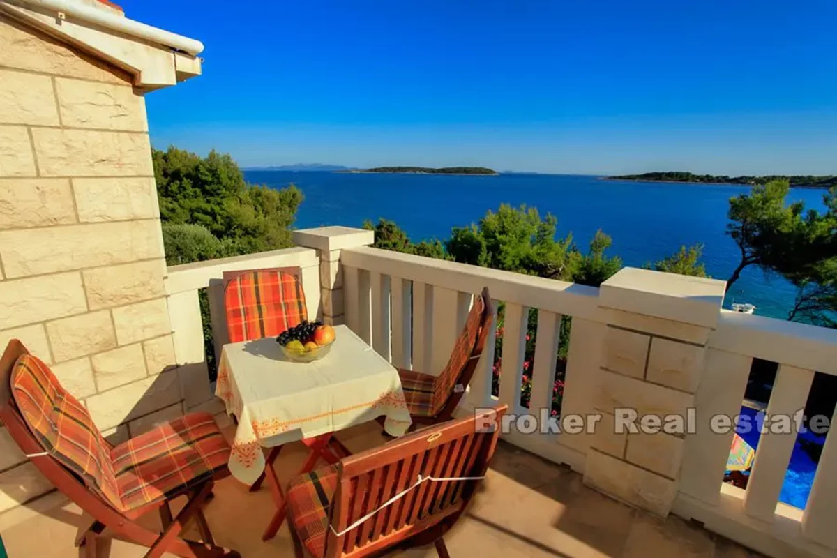 Casa in pietra con piscina, vicino al mare