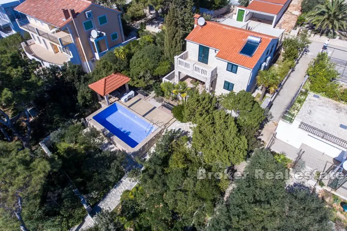 Casa in pietra con piscina, vicino al mare