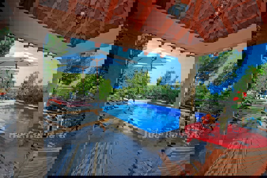 Casa in pietra con piscina, vicino al mare