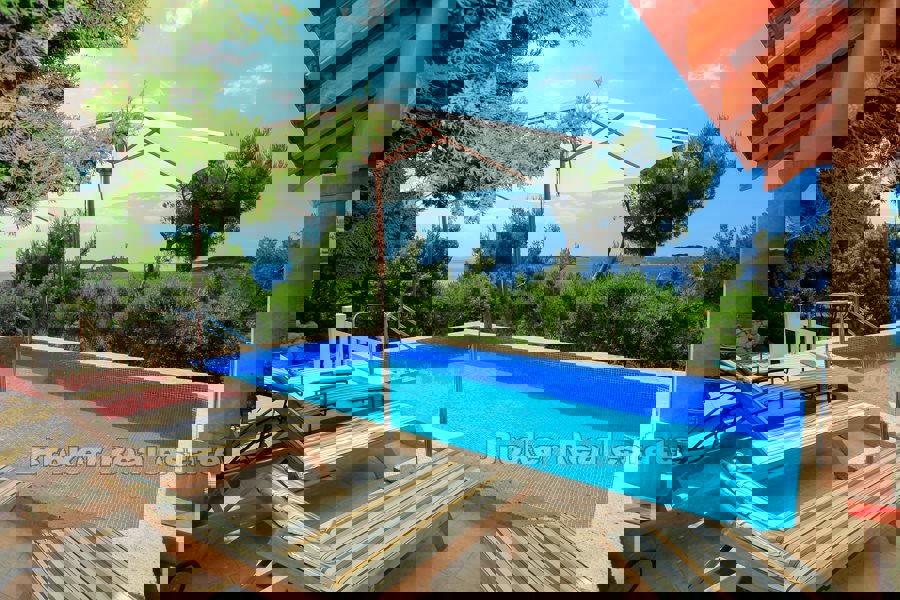 Casa in pietra con piscina, vicino al mare