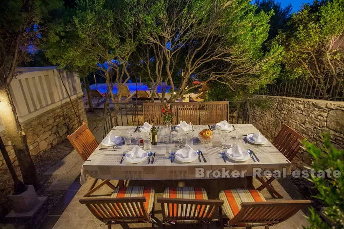 Casa in pietra con piscina, vicino al mare