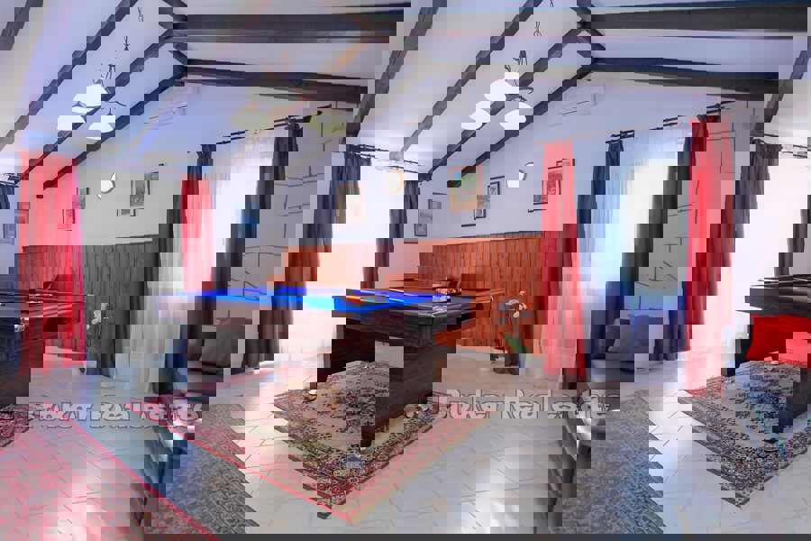 Casa in pietra con piscina, vicino al mare