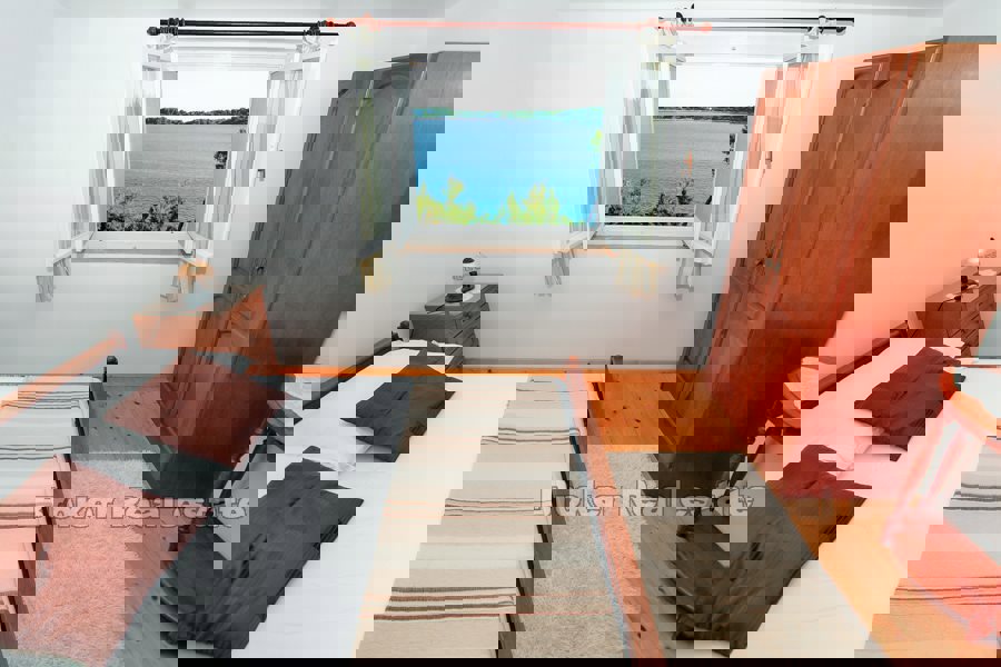 Casa in pietra con piscina, vicino al mare