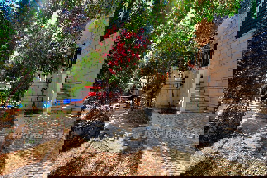 Casa in pietra con piscina, vicino al mare