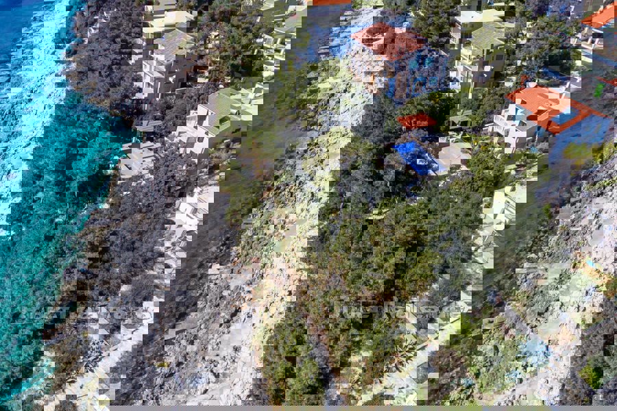 Casa in pietra con piscina, vicino al mare