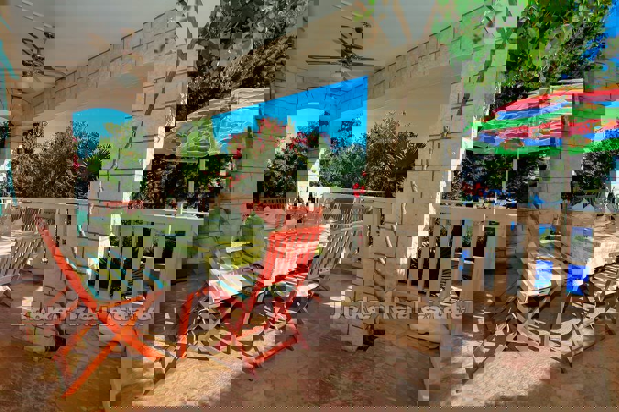 Casa in pietra con piscina, vicino al mare