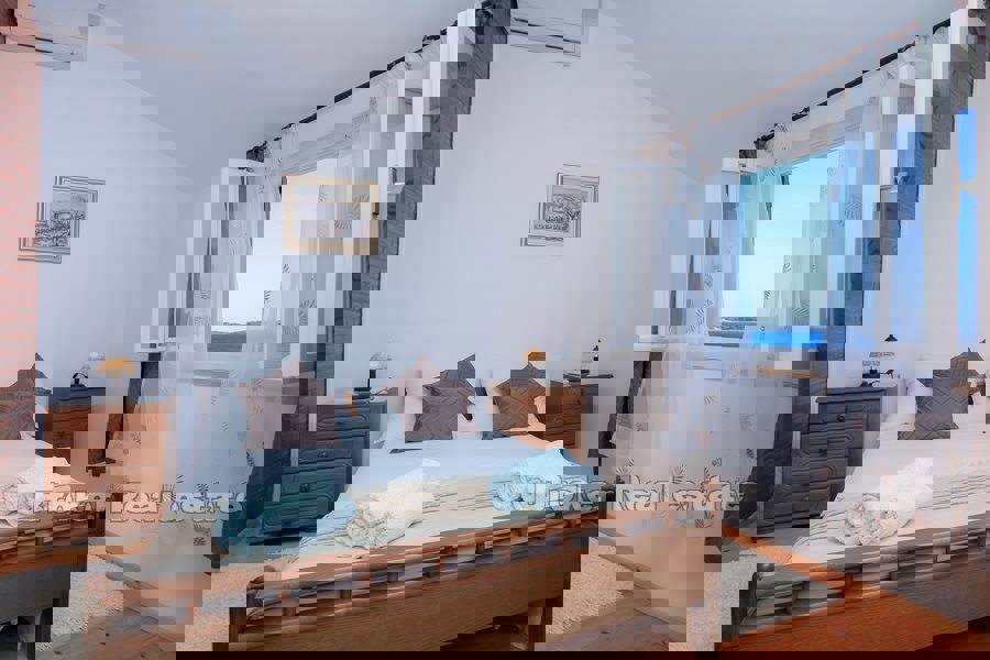 Casa in pietra con piscina, vicino al mare