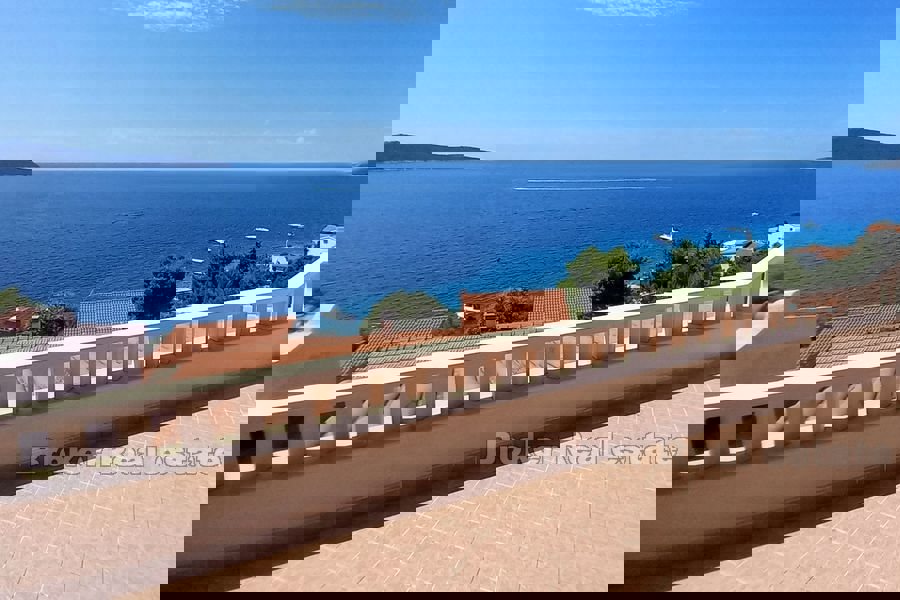 Casa e terreno edificabile con vista mare aperta