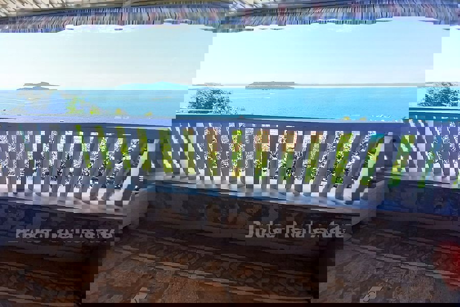 Casa e terreno edificabile con vista mare aperta