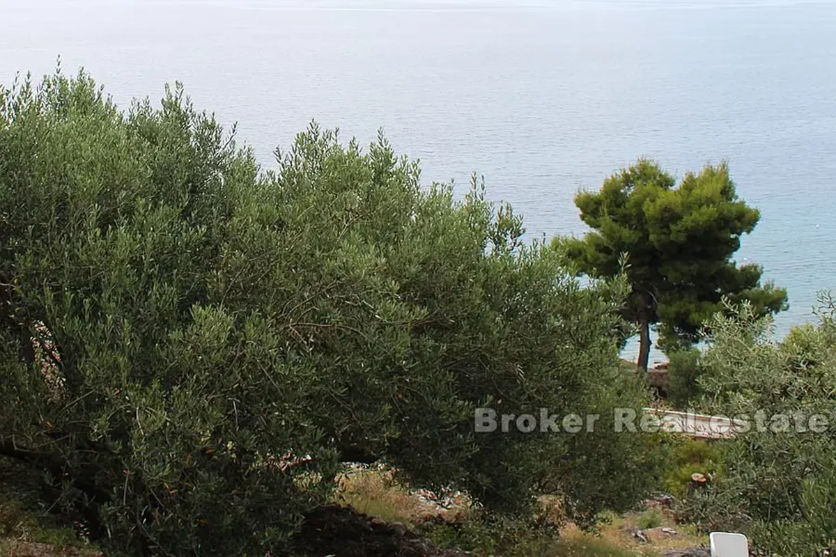 Casa e terreno edificabile con vista mare aperta