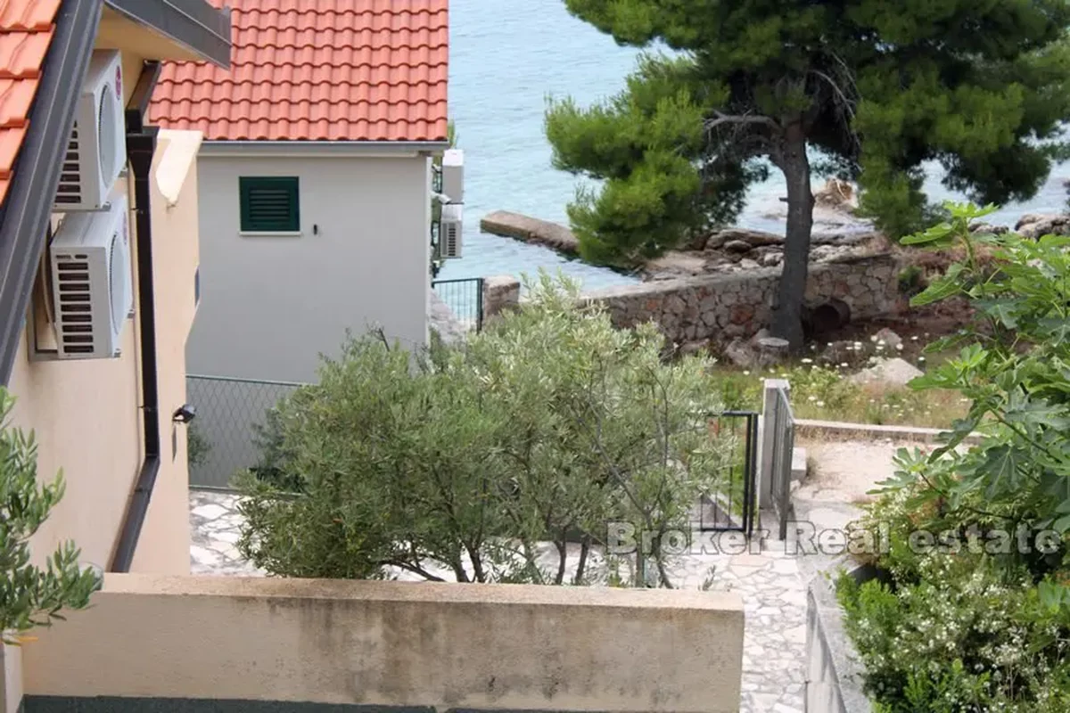 Casa e terreno edificabile con vista mare aperta