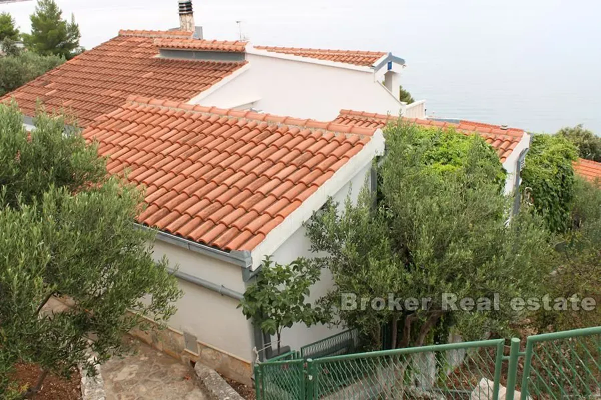 Casa e terreno edificabile con vista mare aperta