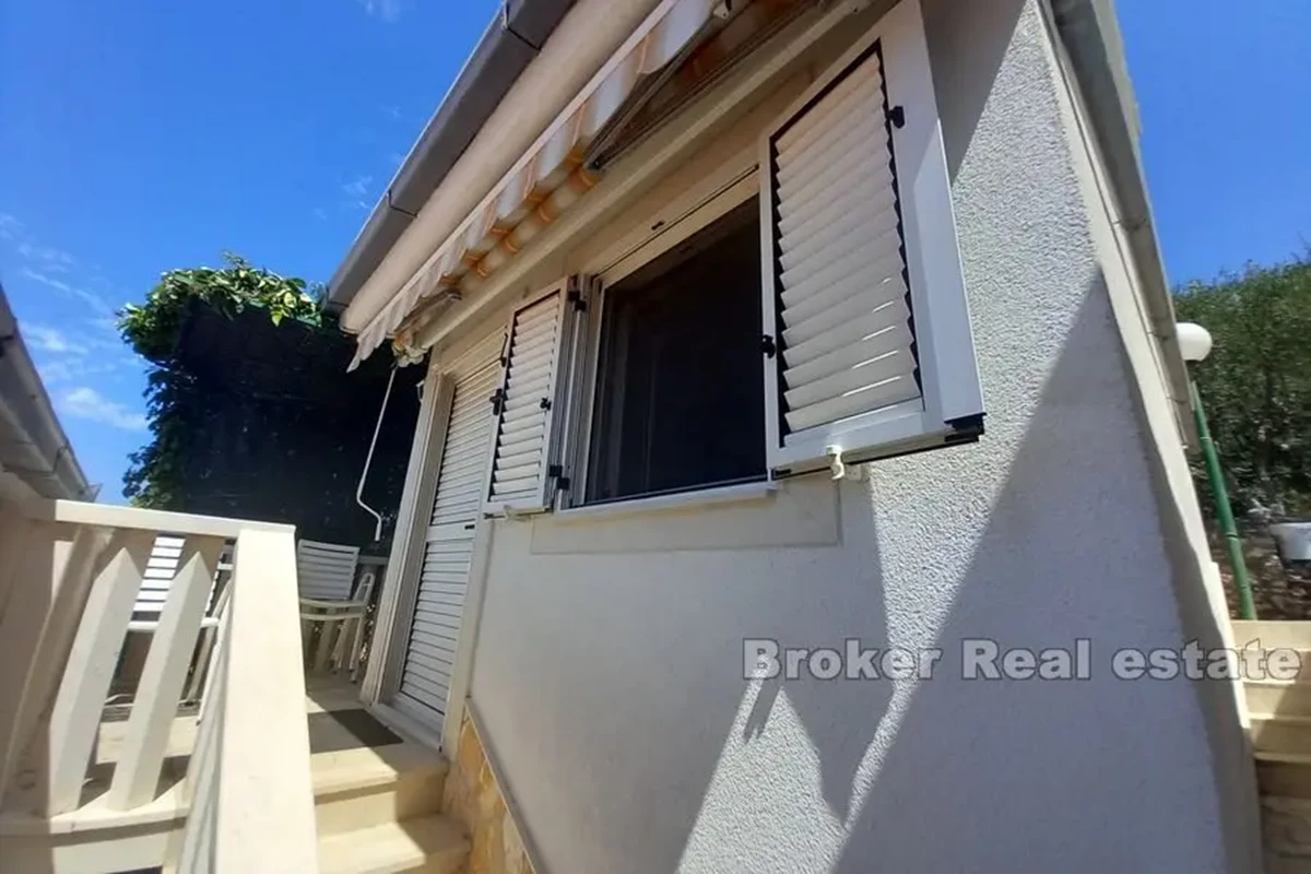 Casa e terreno edificabile con vista mare aperta