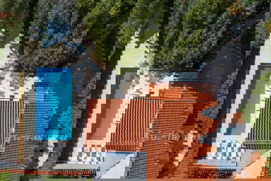 Villa moderna con piscina