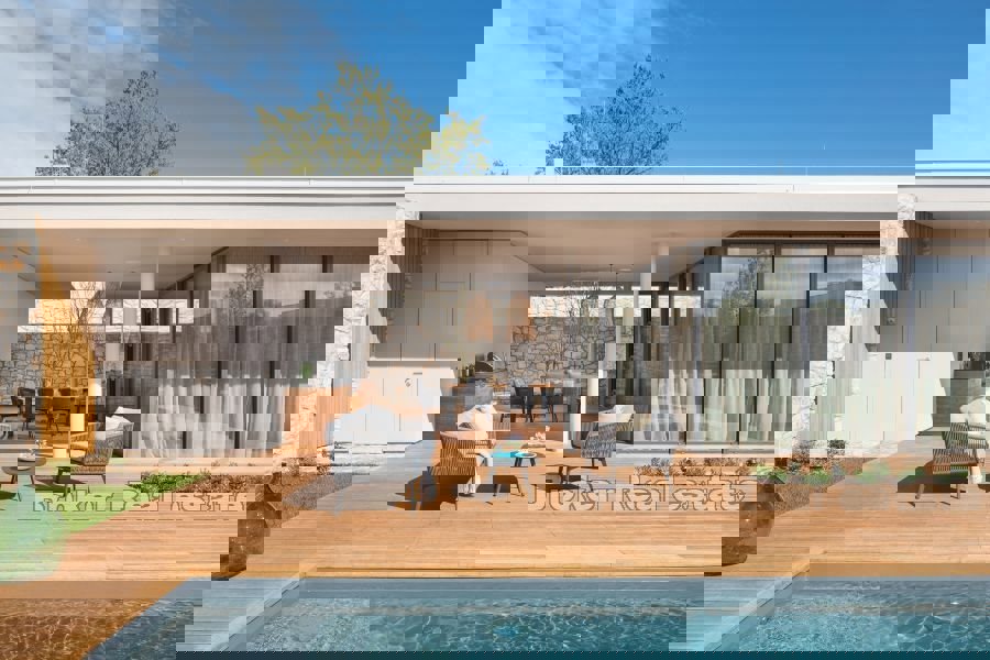 Villa moderna con piscina