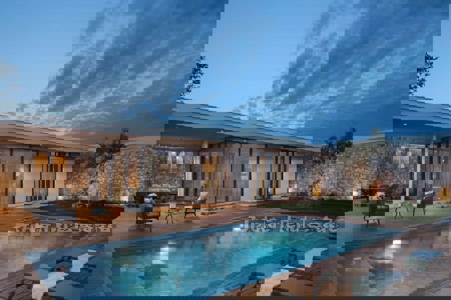 Villa moderna con piscina