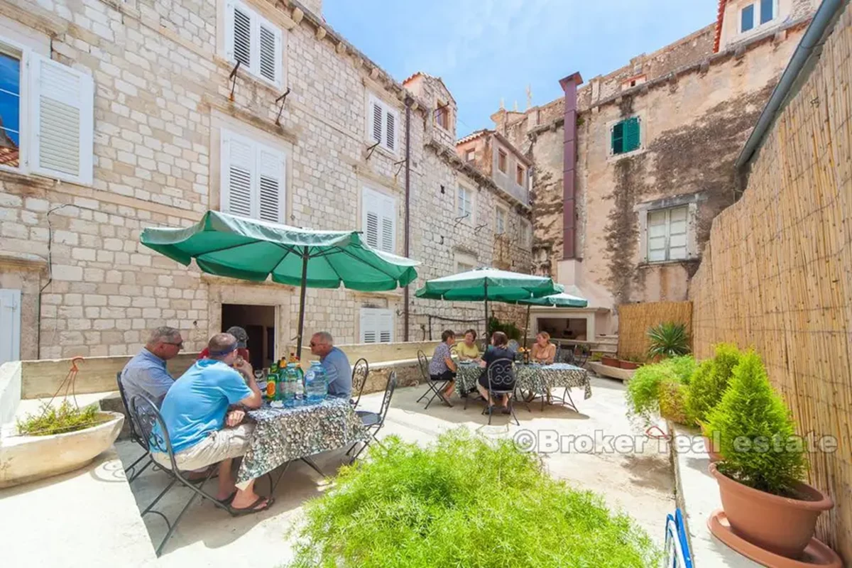 Casa in pietra, nel centro della città, in vendita