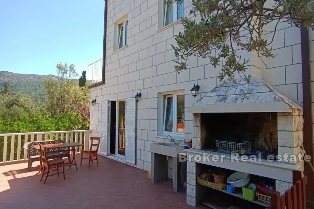 Casa in pietra con vista sul mare