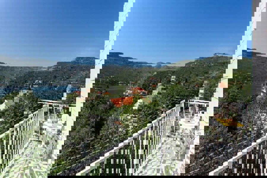 Casa in pietra con vista sul mare