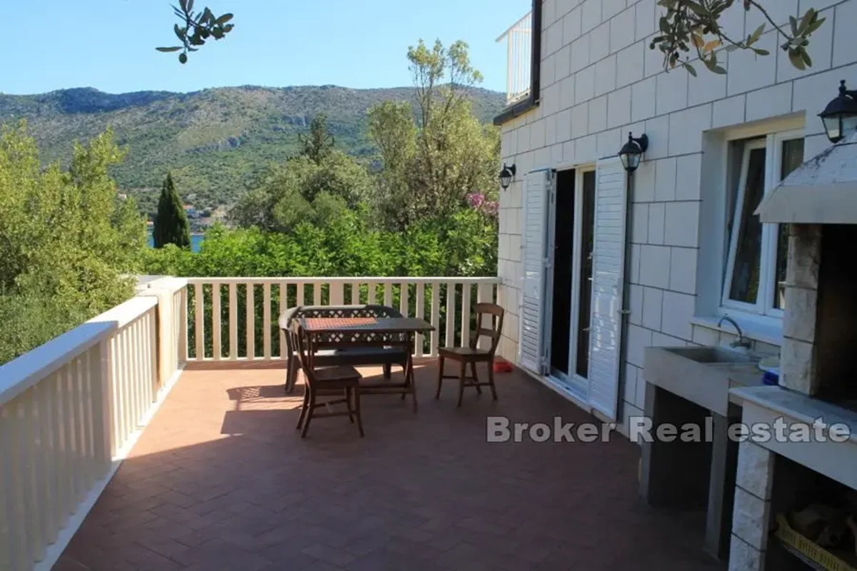 Casa in pietra con vista sul mare