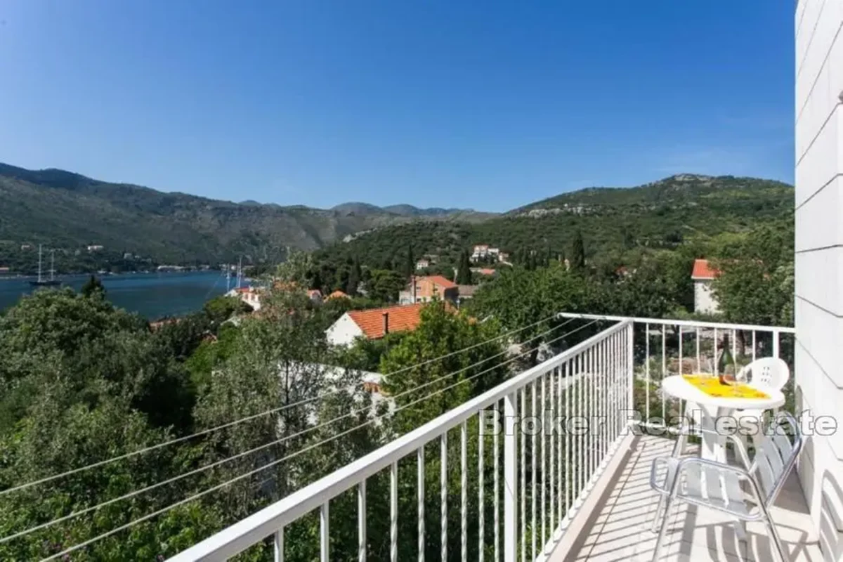 Casa in pietra con vista sul mare