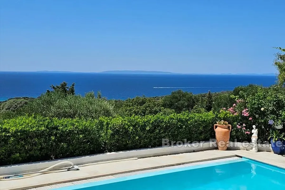 Villa con piscina e vista panoramica sul mare