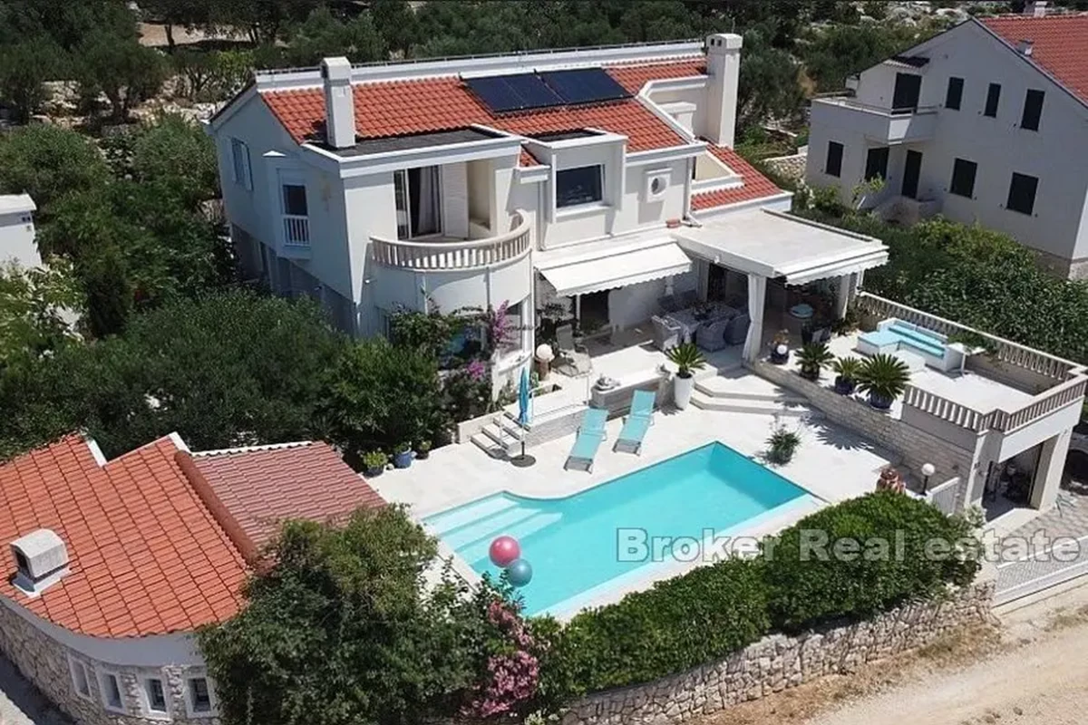 Villa con piscina e vista panoramica sul mare