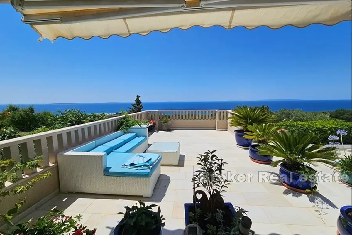 Villa con piscina e vista panoramica sul mare