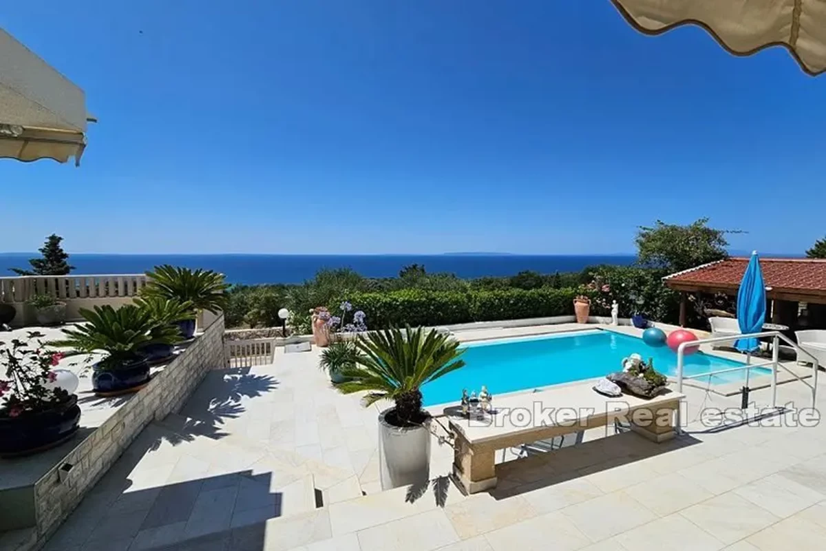 Villa con piscina e vista panoramica sul mare