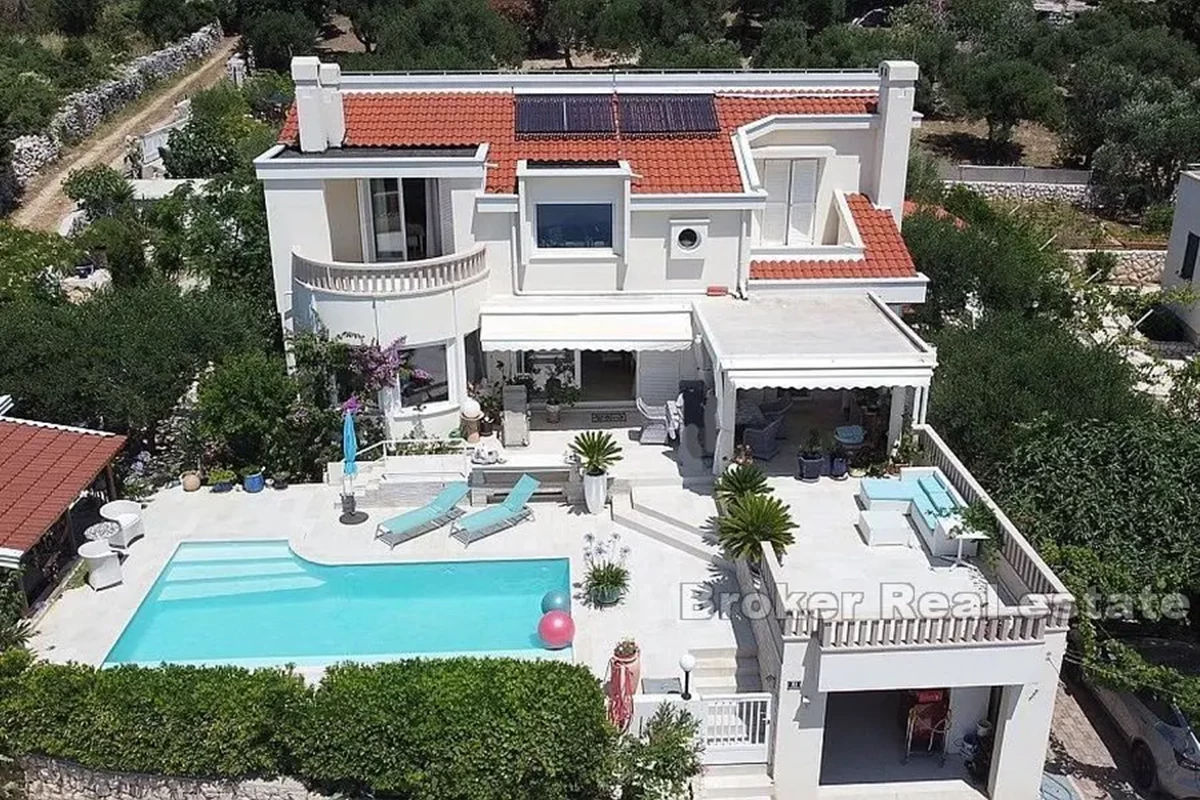 Villa con piscina e vista panoramica sul mare