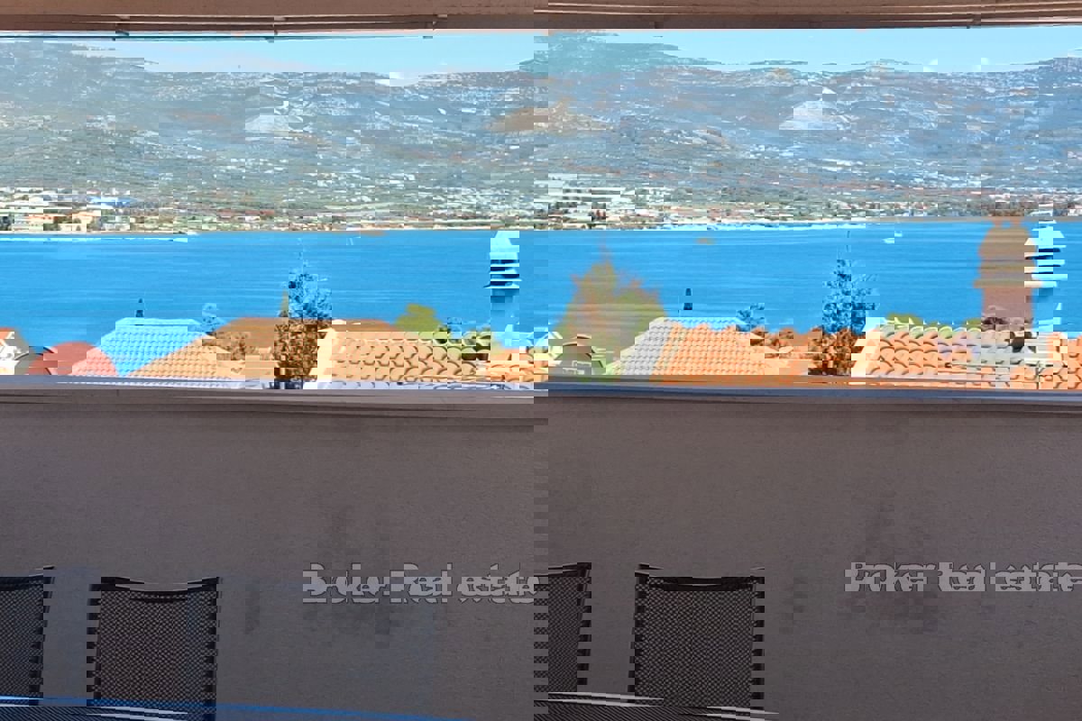 Un condominio con vista sul mare aperto
